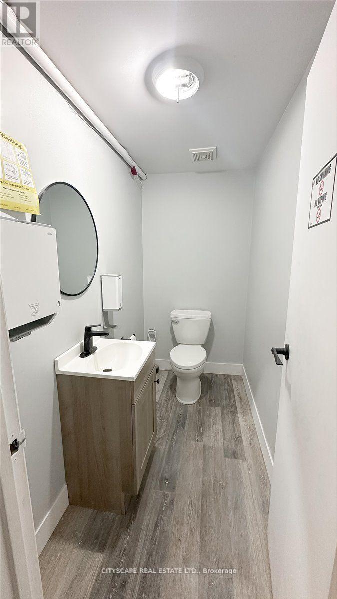 2943a Bloor Street W Property Photo 14