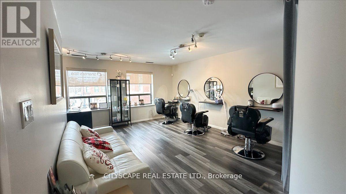 2943a Bloor Street W Property Photo 16