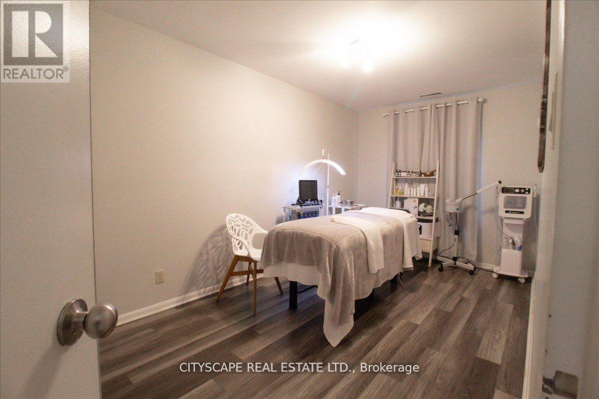 2943a Bloor Street W Property Photo 17