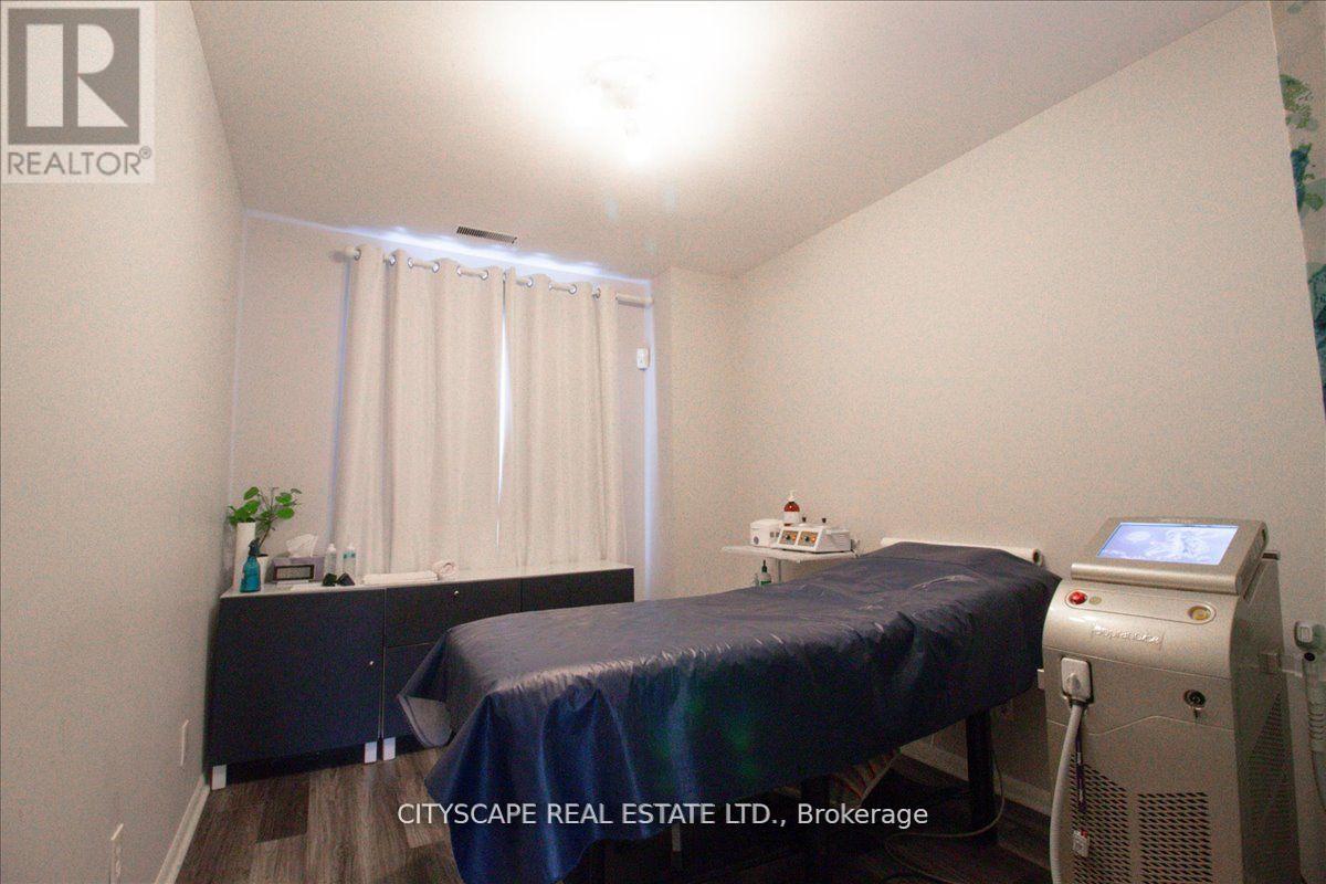 2943a Bloor Street W Property Photo 18