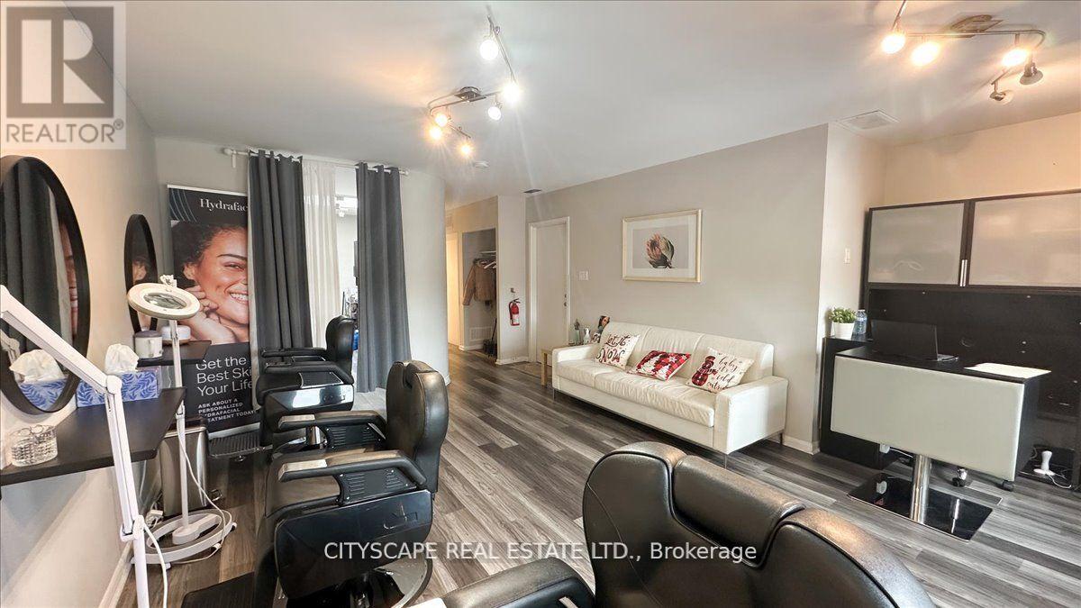 2943a Bloor Street W Property Photo 20