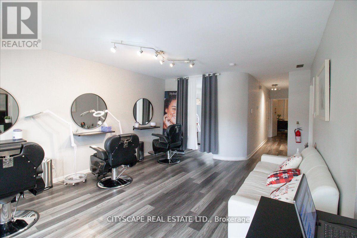 2943a Bloor Street W Property Photo 21