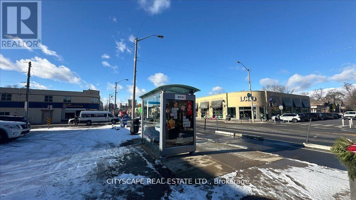 2943a Bloor Street W Property Photo 22