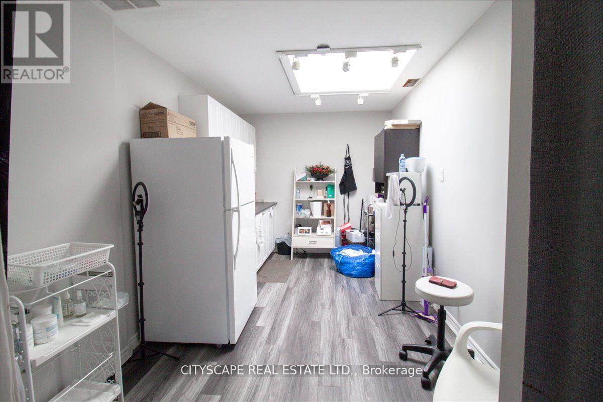 2943a Bloor Street W Property Photo 23
