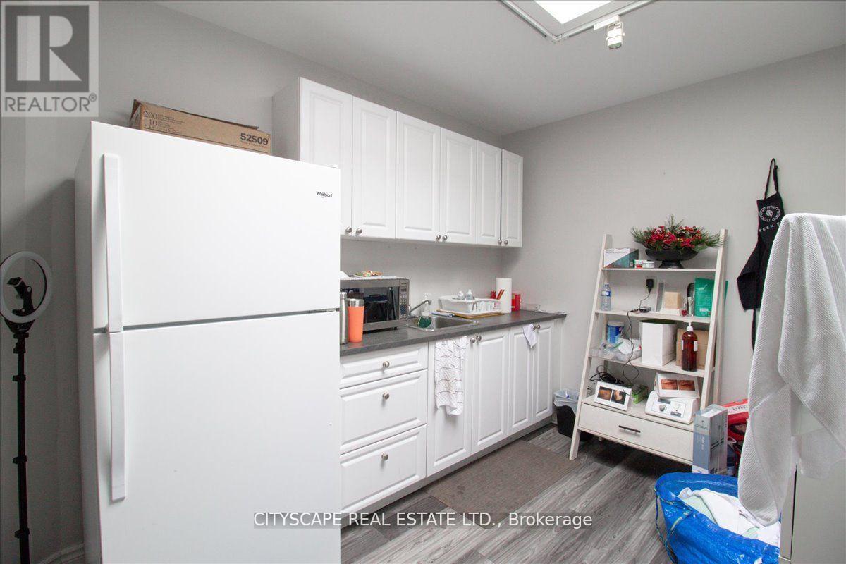 2943a Bloor Street W Property Photo 25