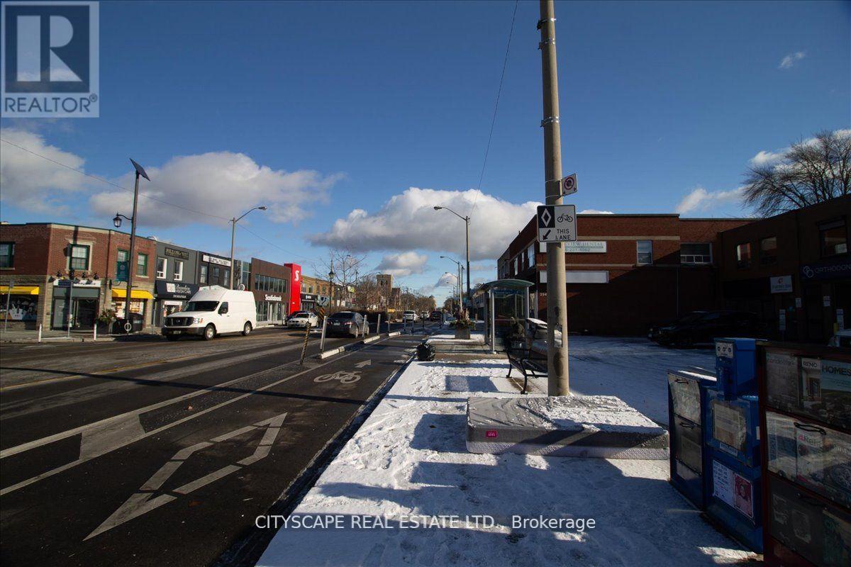 2943a Bloor Street W Property Photo 26