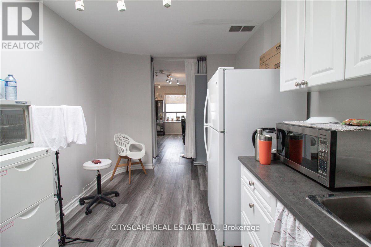 2943a Bloor Street W Property Photo 27
