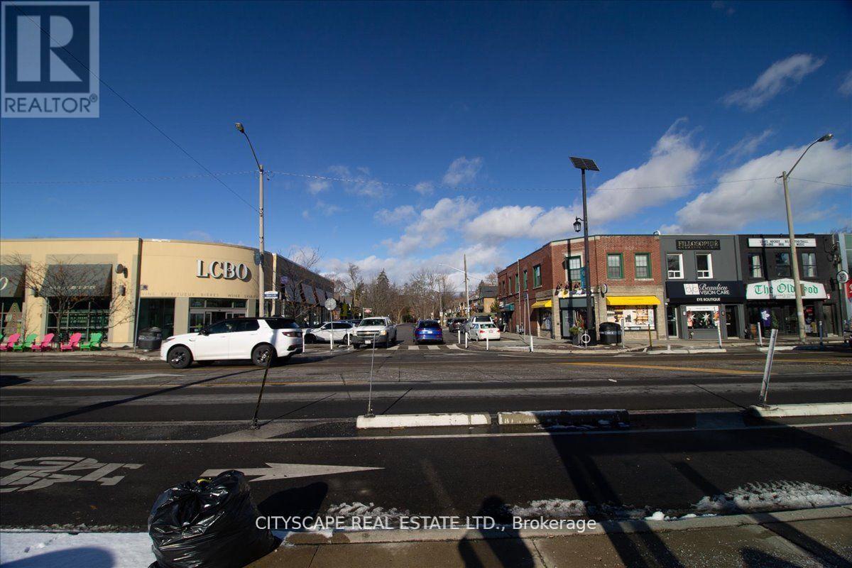 2943a Bloor Street W Property Photo 30