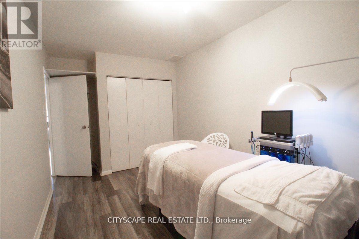 2943a Bloor Street W Property Photo 31