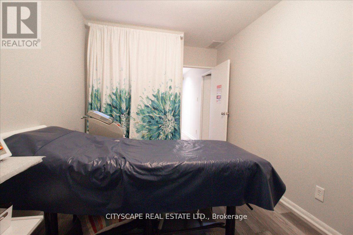 2943a Bloor Street W Property Photo 33