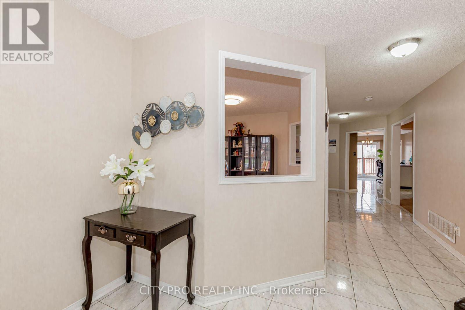 382 Harrowsmith Drive Property Photo 4