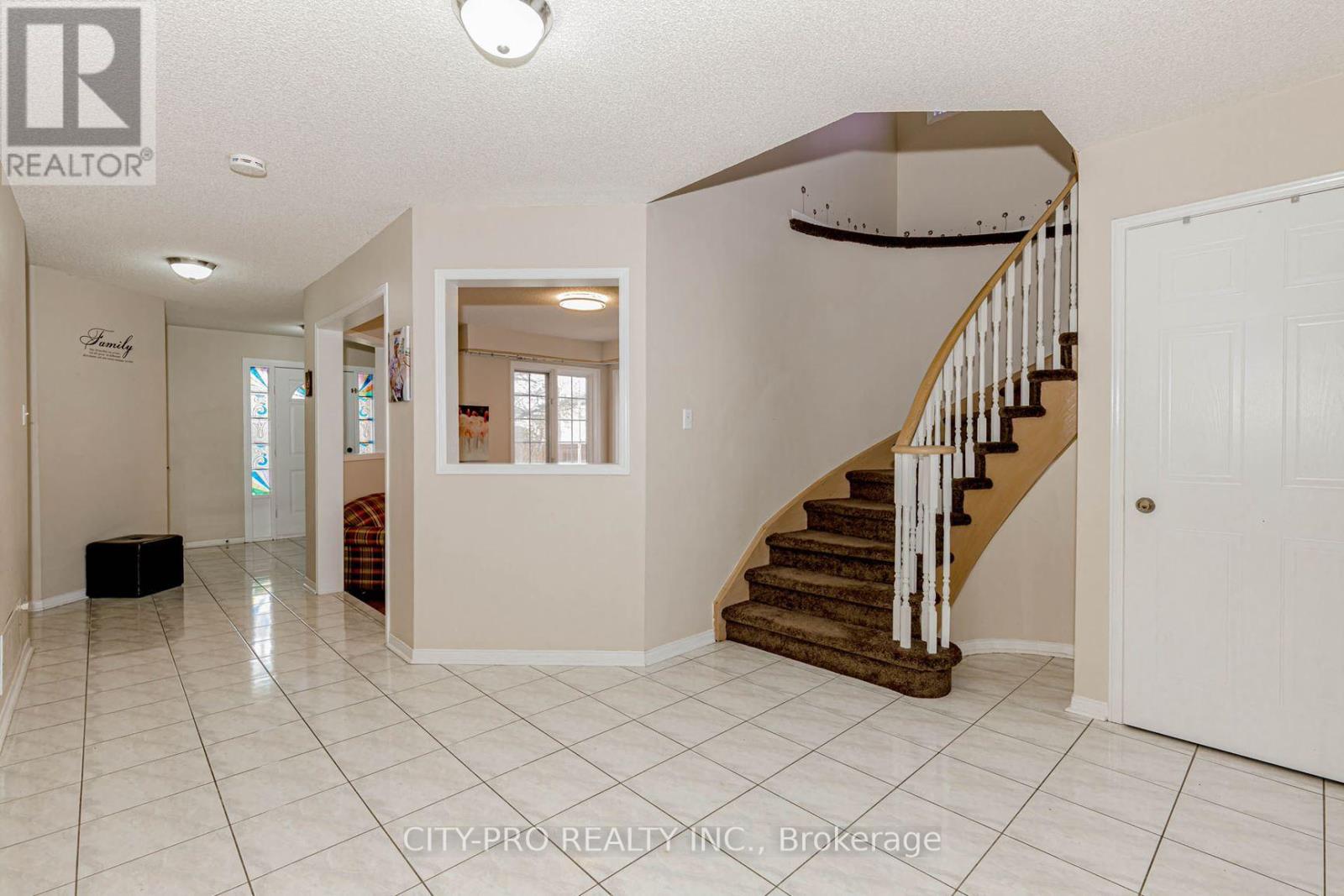 382 Harrowsmith Drive Property Photo 5
