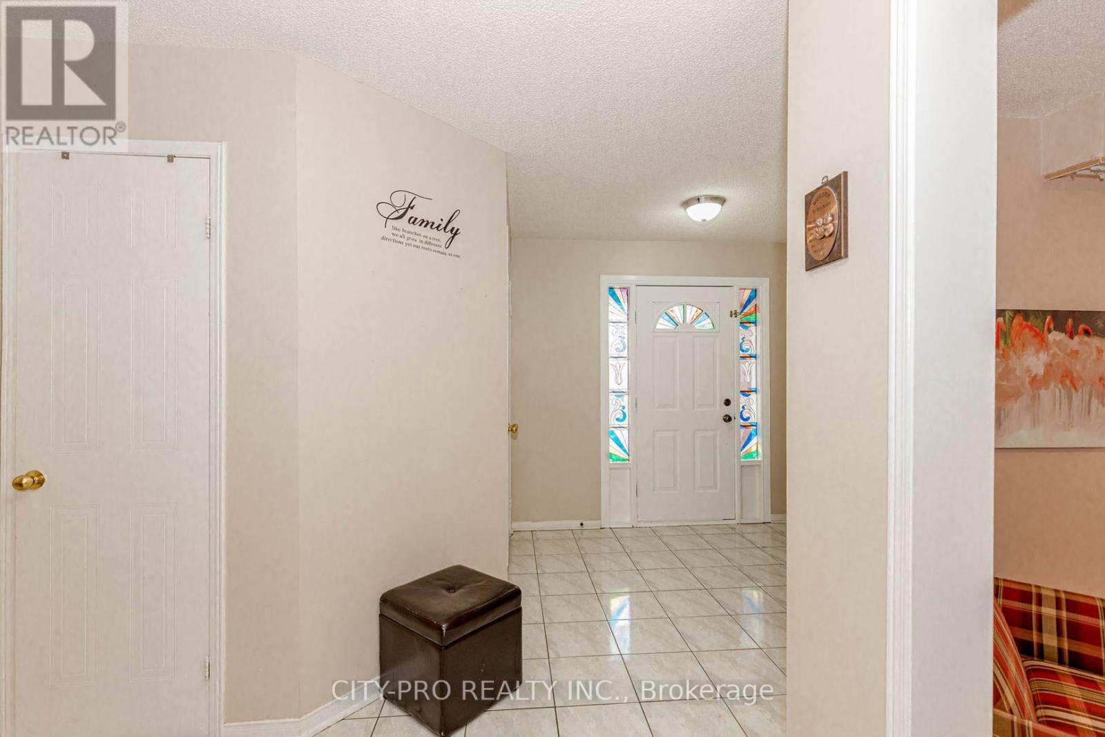 382 Harrowsmith Drive Property Photo 8