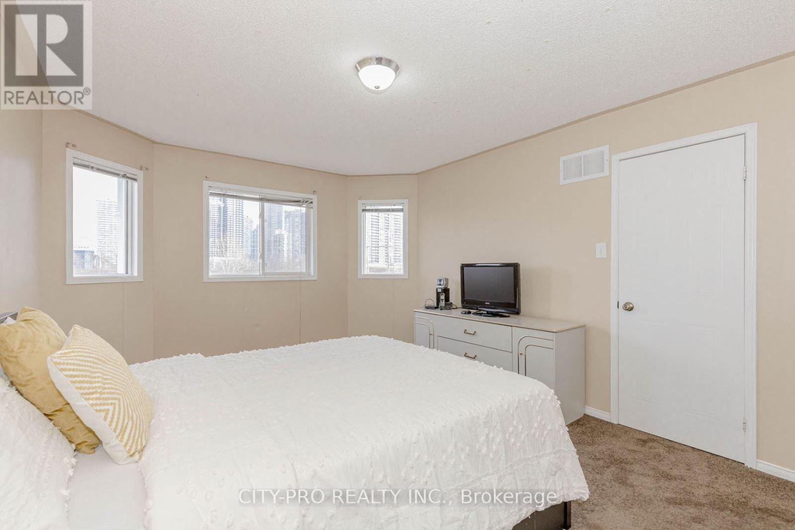 382 Harrowsmith Drive Property Photo 29