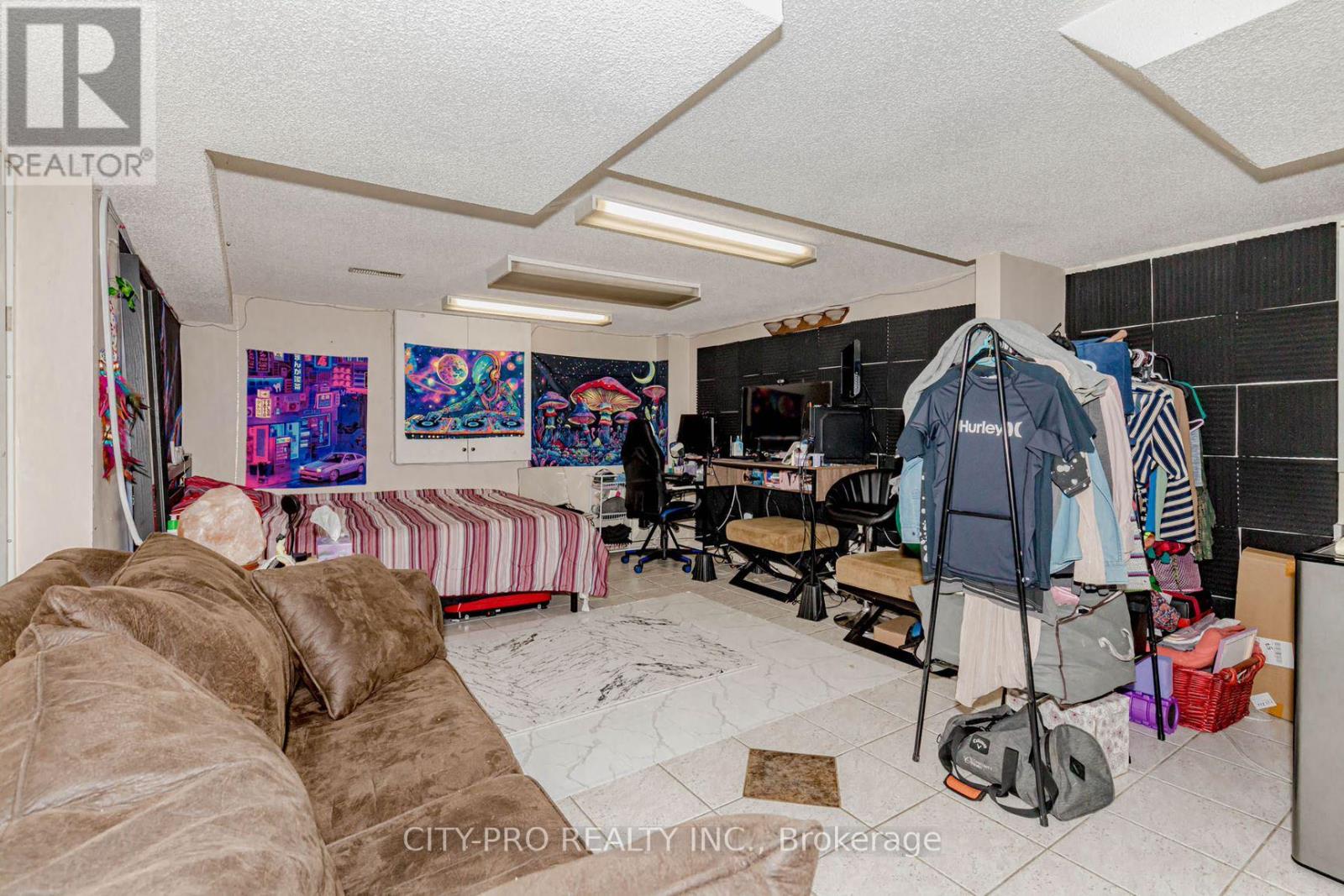 382 Harrowsmith Drive Property Photo 39