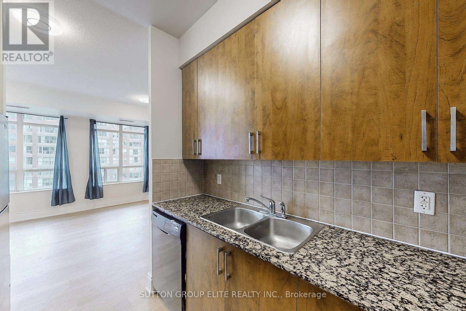 1511 - 310 Burnhamthorpe Road W Property Photo 12