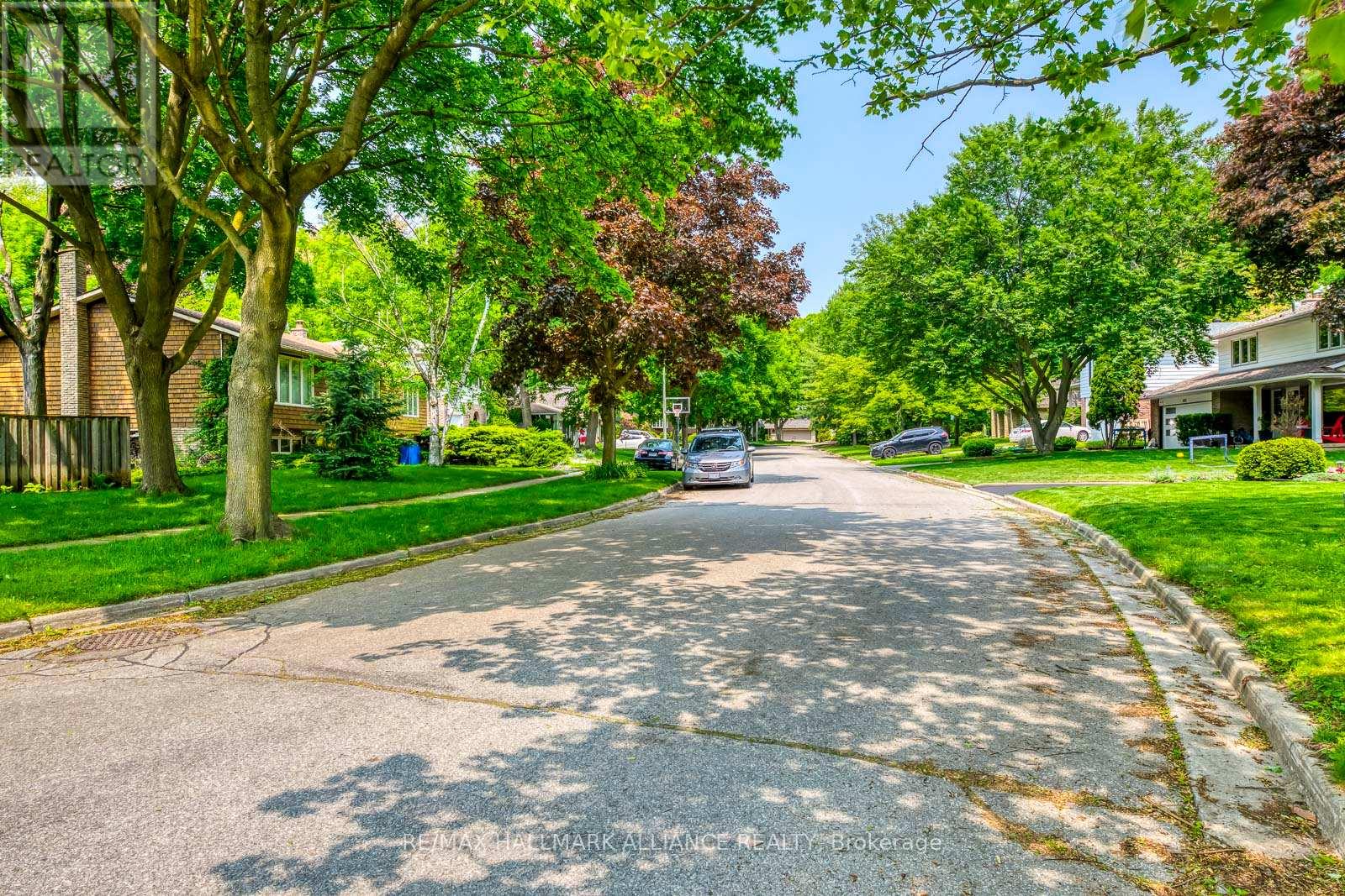 455 Canterbury Crescent Property Photo 6