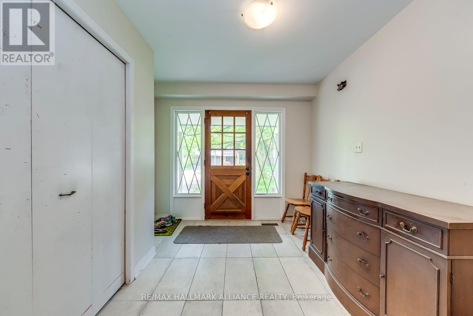 455 Canterbury Crescent Property Photo 7