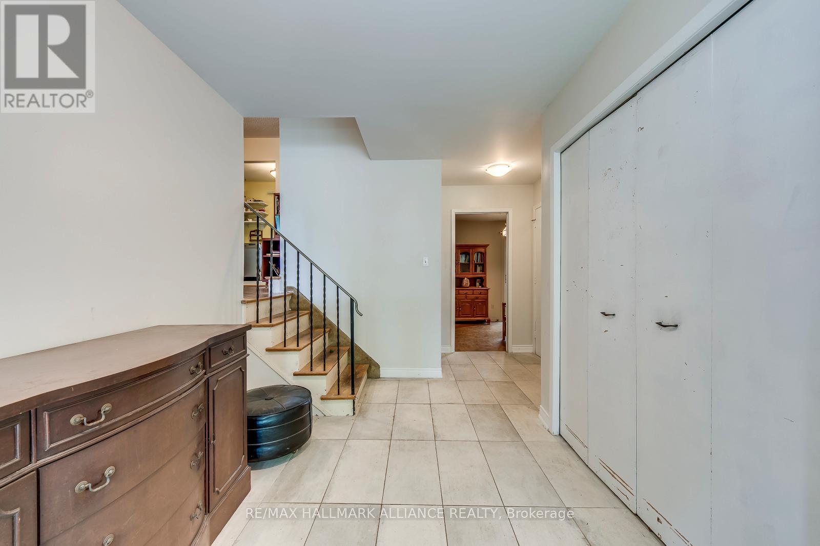 455 Canterbury Crescent Property Photo 8