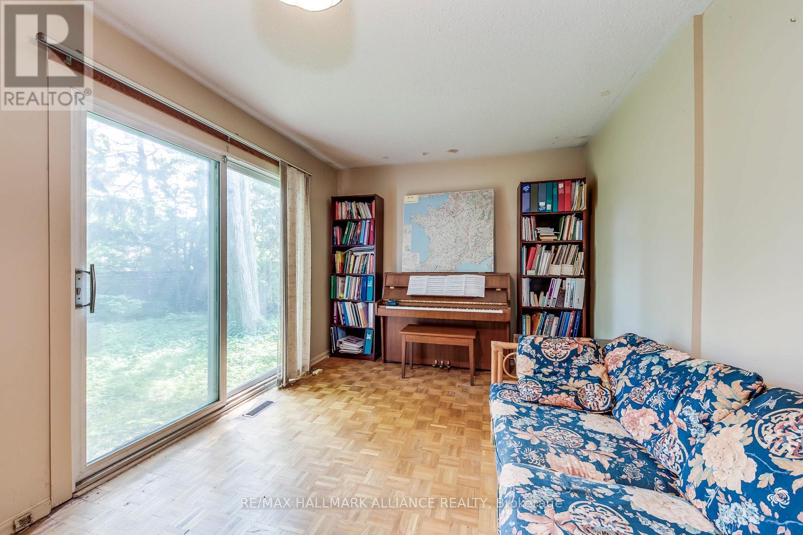 455 Canterbury Crescent Property Photo 9