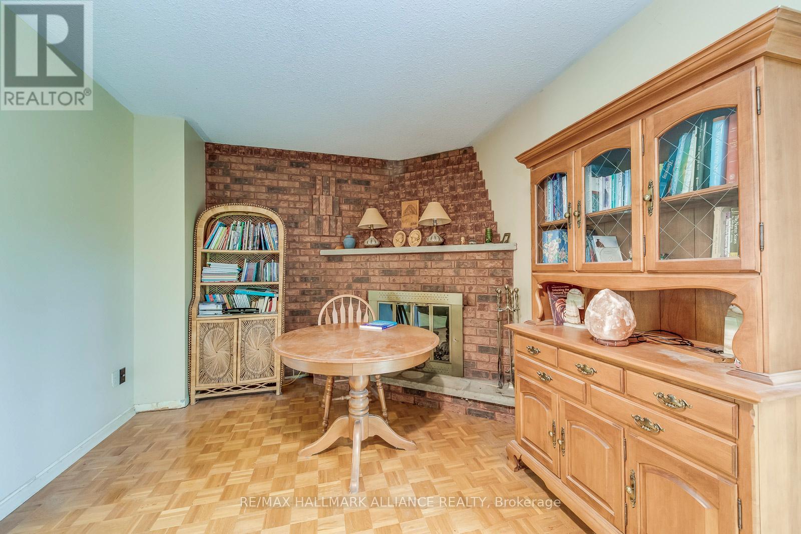 455 Canterbury Crescent Property Photo 10