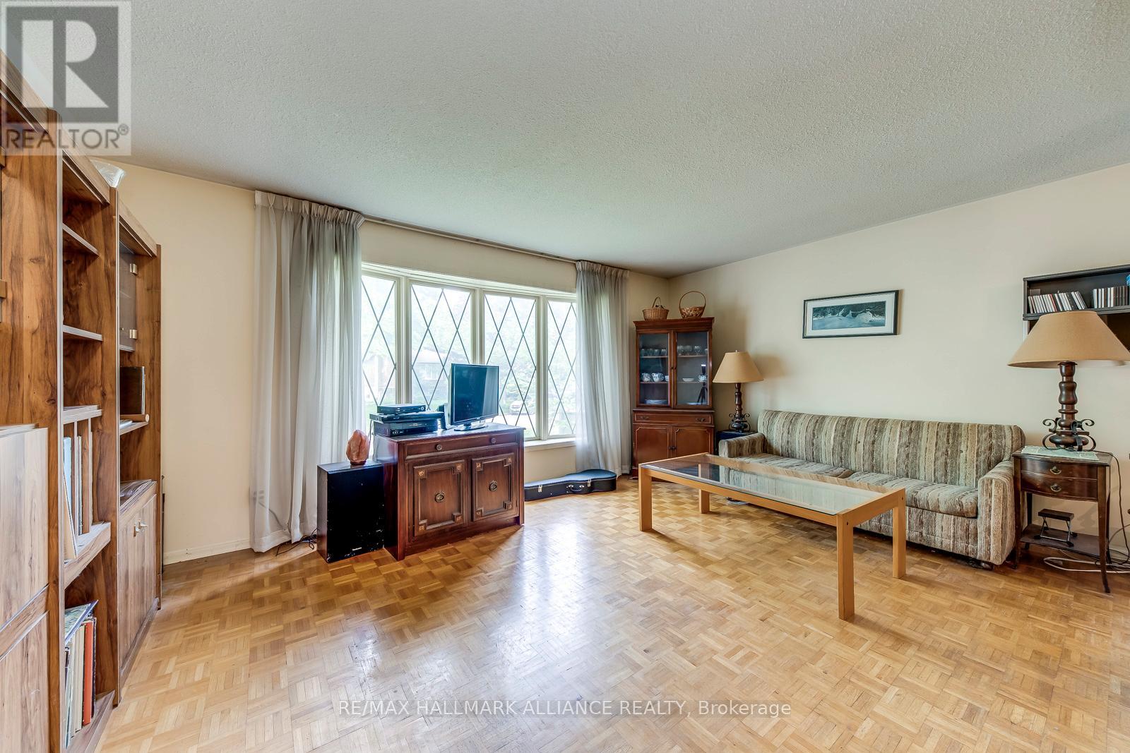 455 Canterbury Crescent Property Photo 11