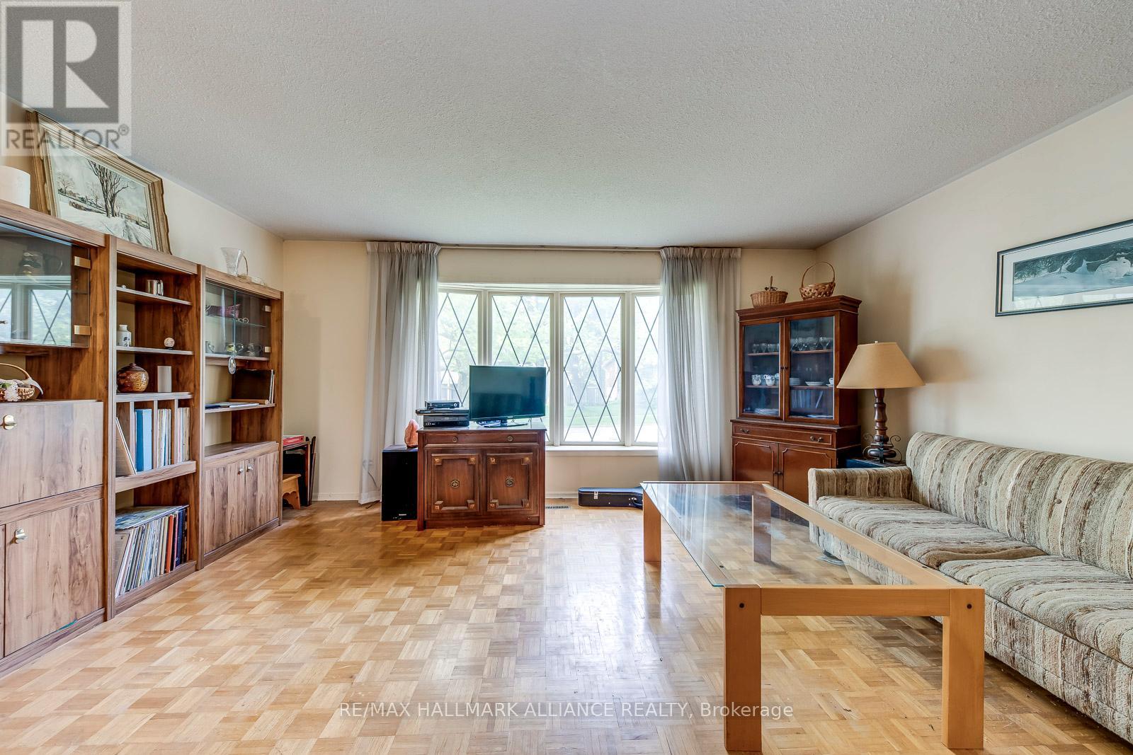 455 Canterbury Crescent Property Photo 12