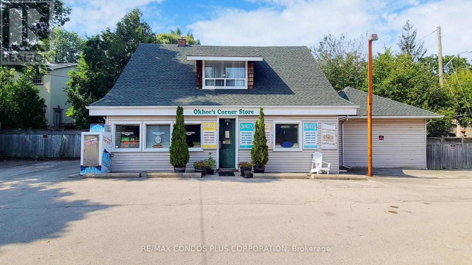 509 Lakeshore Road W Property Photo 3