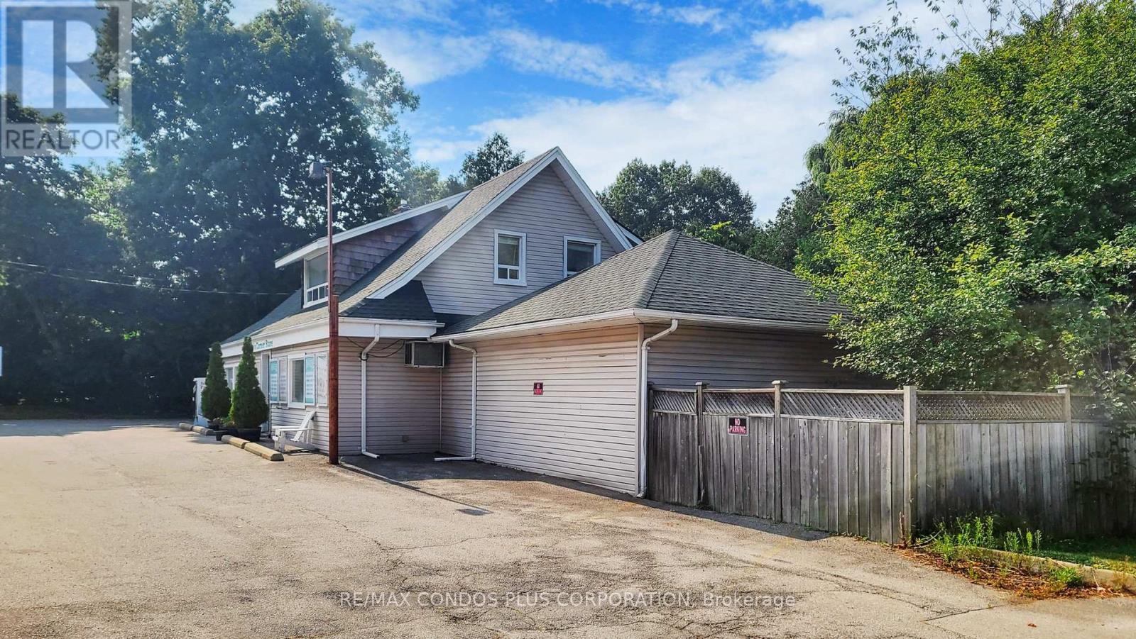 509 Lakeshore Road W Property Photo 11