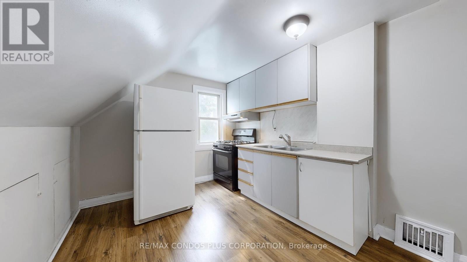 509 Lakeshore Road W Property Photo 20