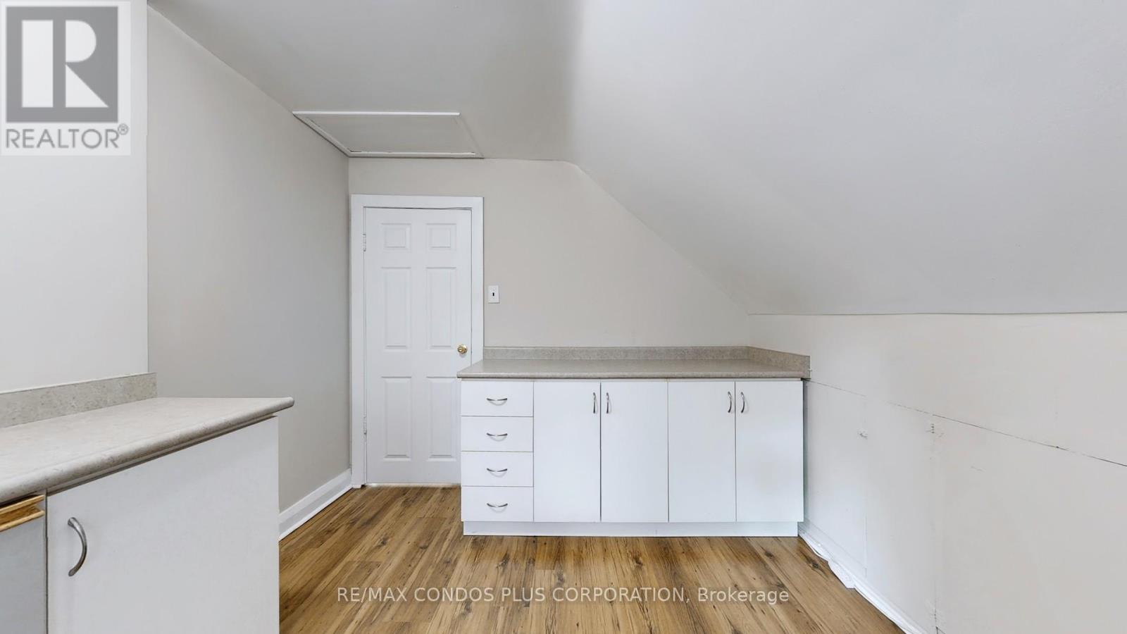 509 Lakeshore Road W Property Photo 21