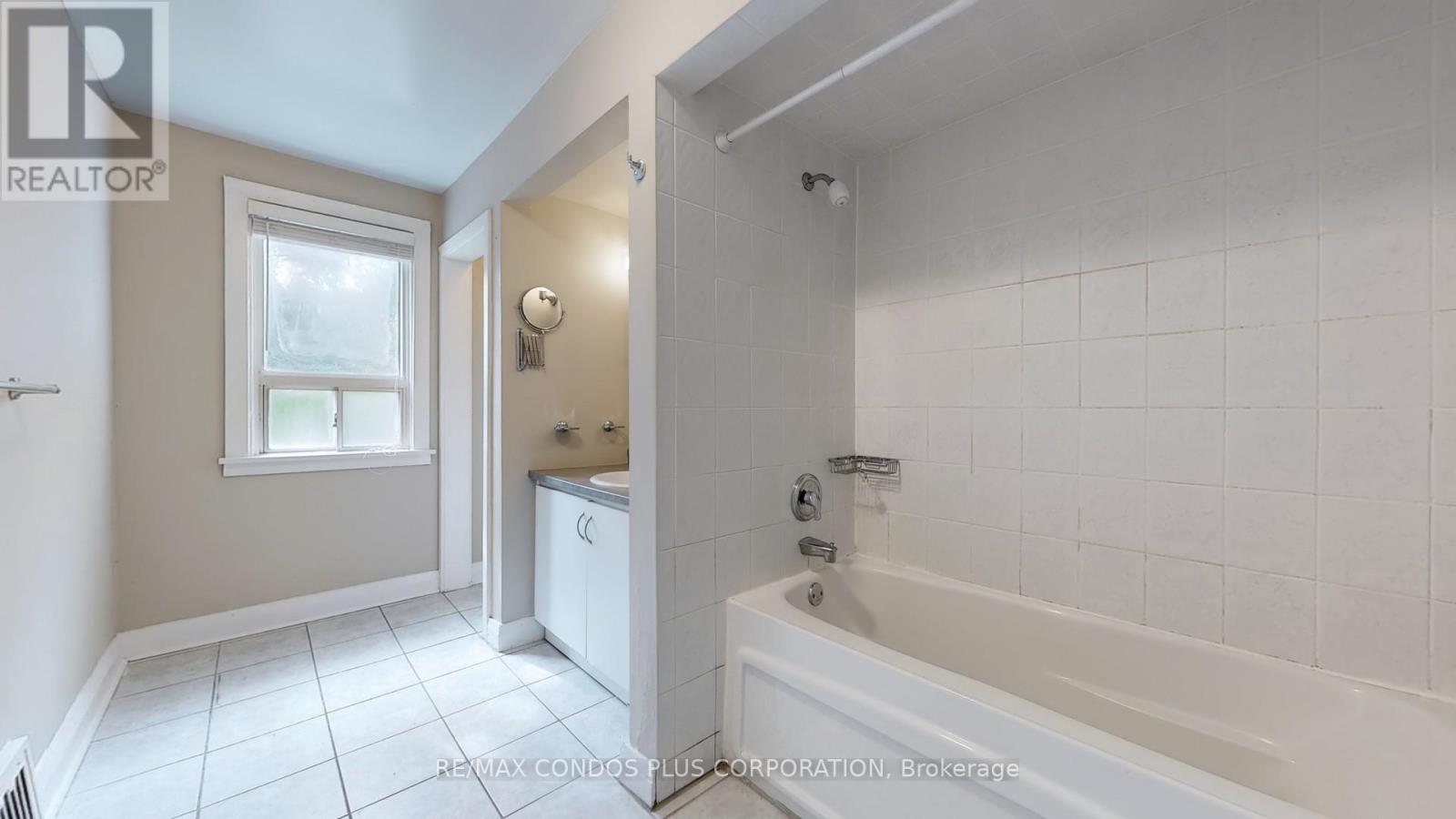 509 Lakeshore Road W Property Photo 28
