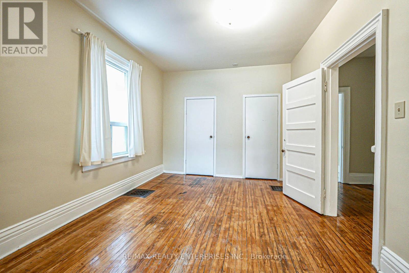 914 Dovercourt Road Property Photo 8