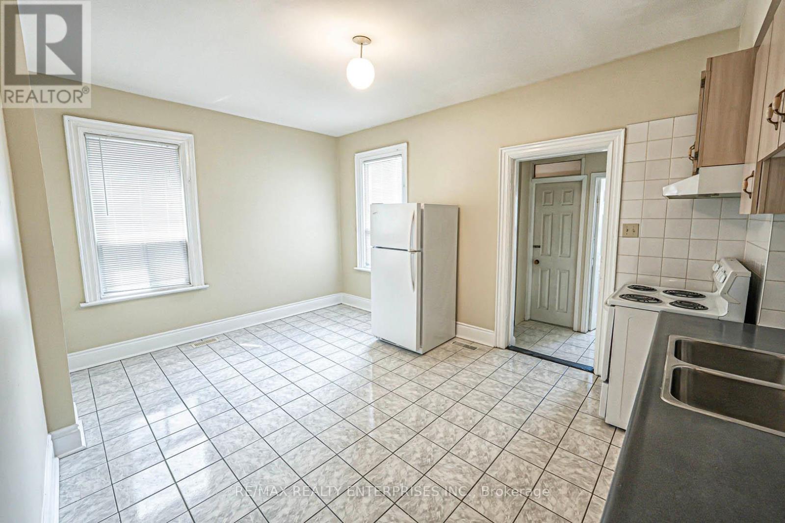 914 Dovercourt Road Property Photo 9