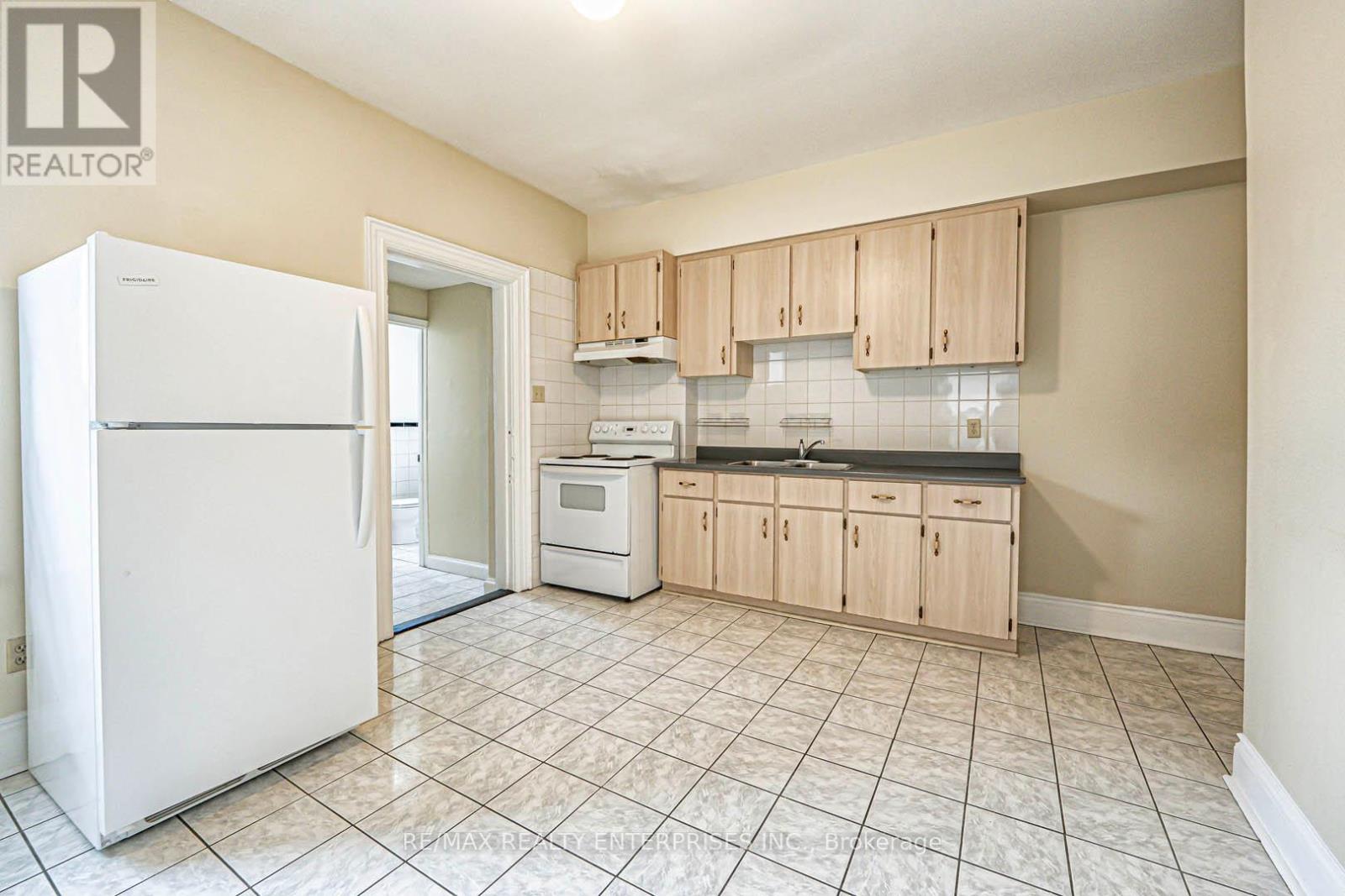 914 Dovercourt Road Property Photo 10