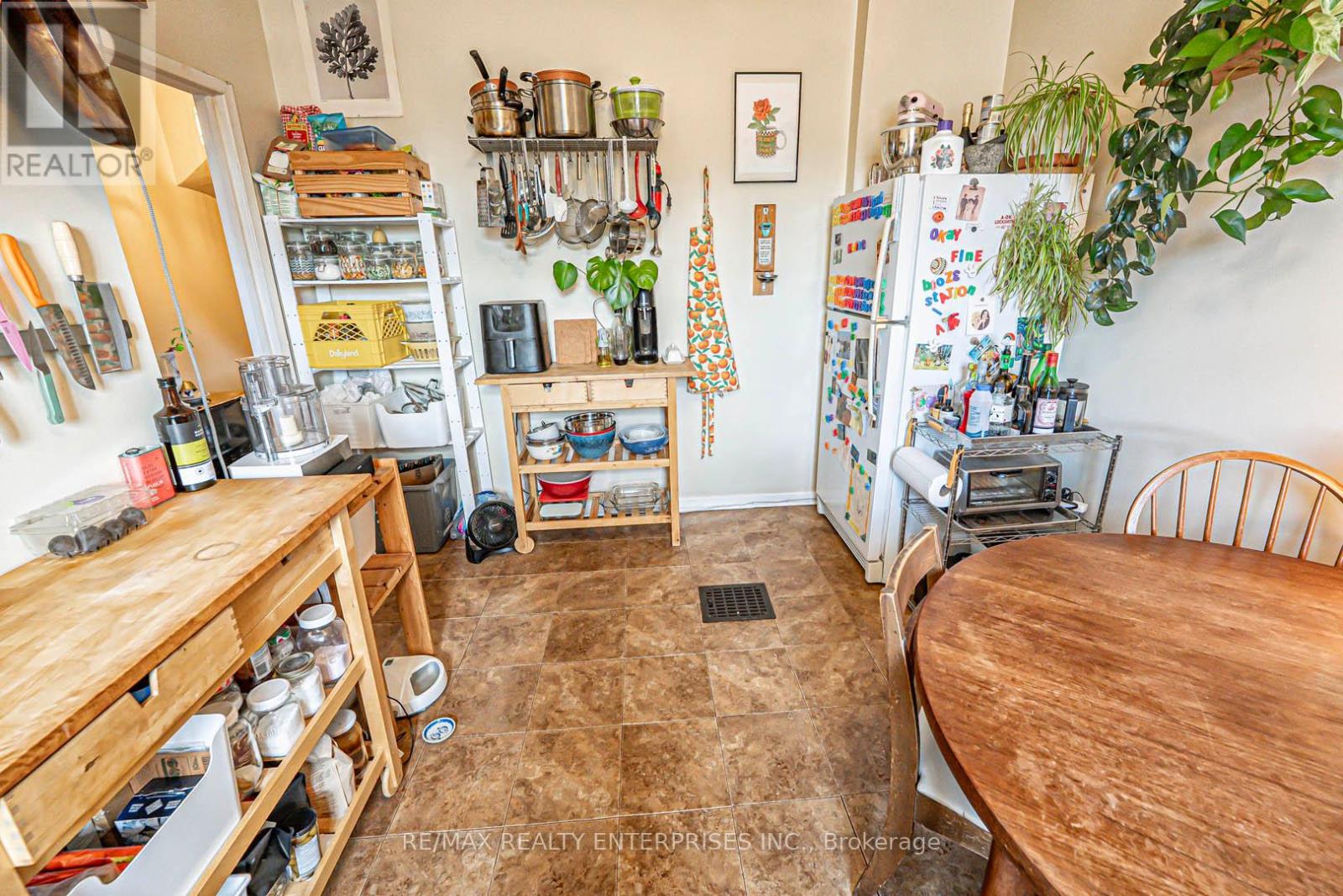 914 Dovercourt Road Property Photo 17