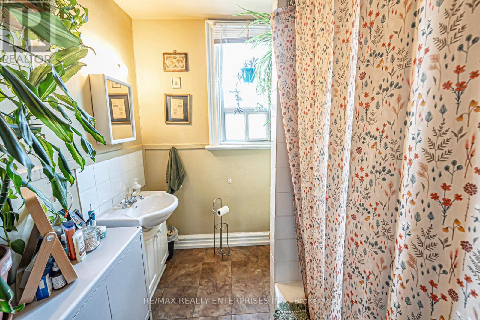 914 Dovercourt Road Property Photo 19