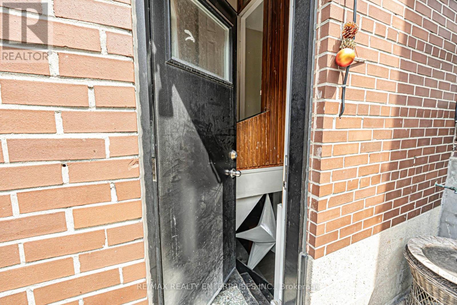 914 Dovercourt Road Property Photo 27