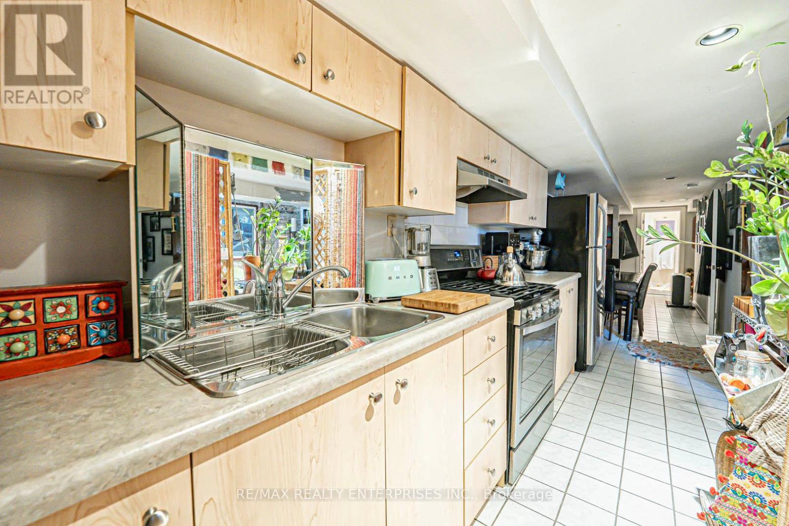 914 Dovercourt Road Property Photo 35