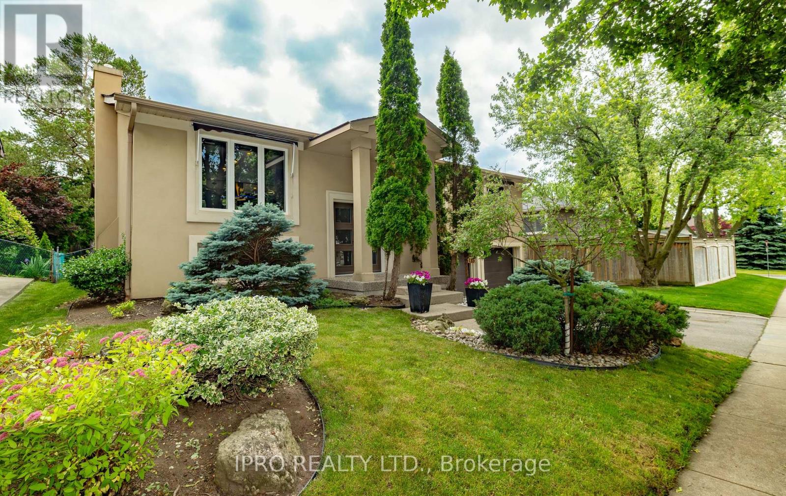 2183 Sandringham Drive Property Photo 1
