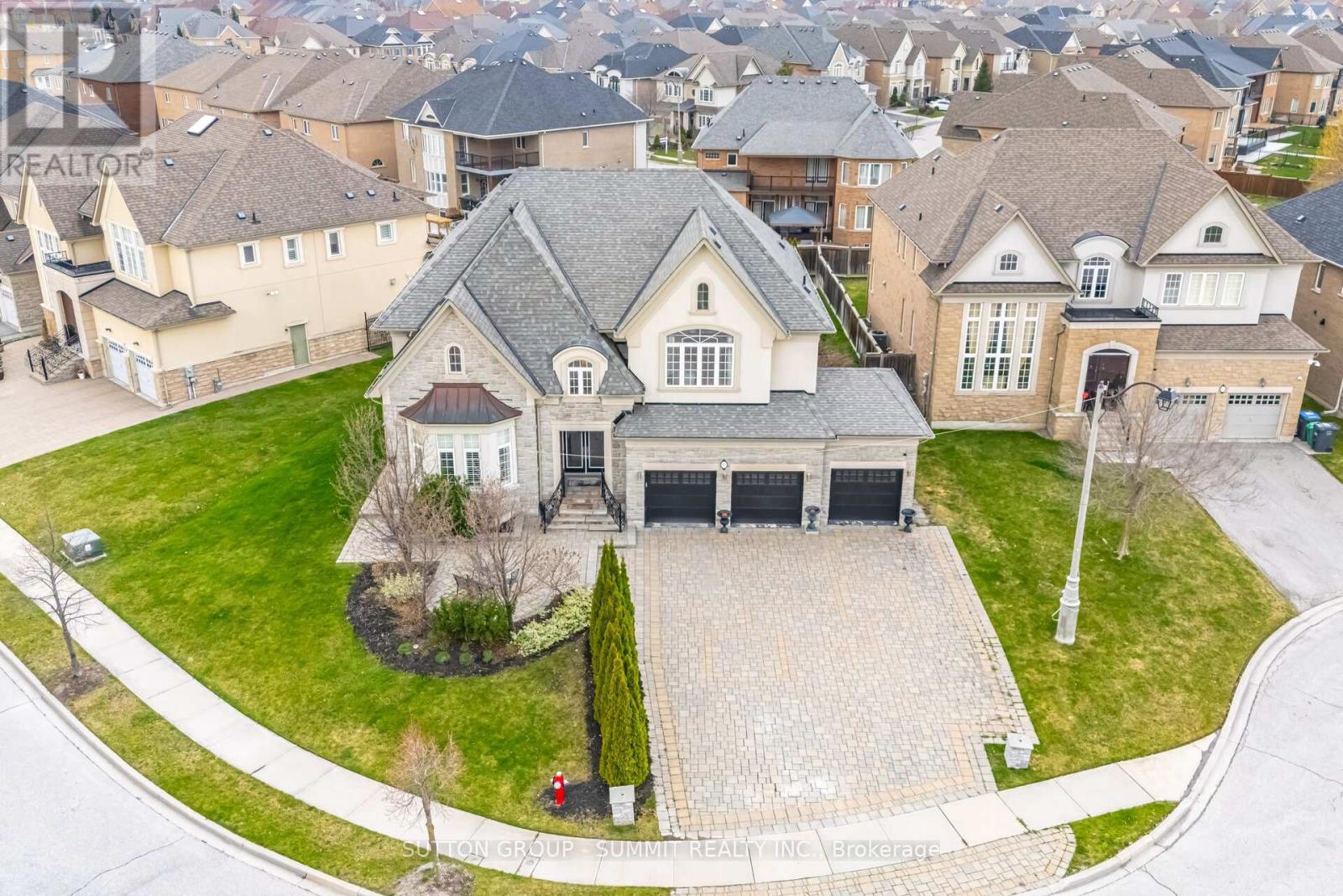 16 ADASTRA PLACE Property Photo 1