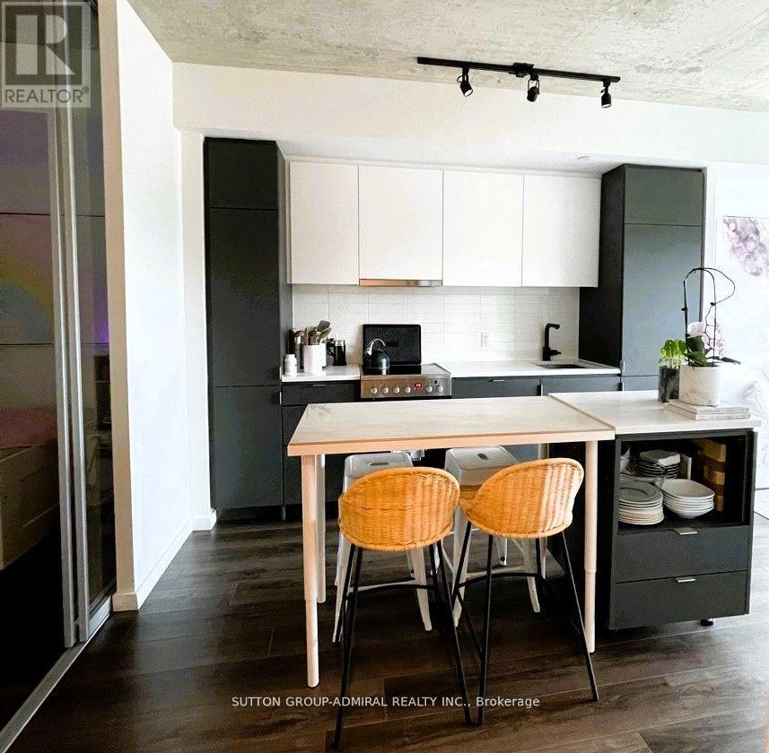 323 - 7 Smith Crescent Property Photo 2