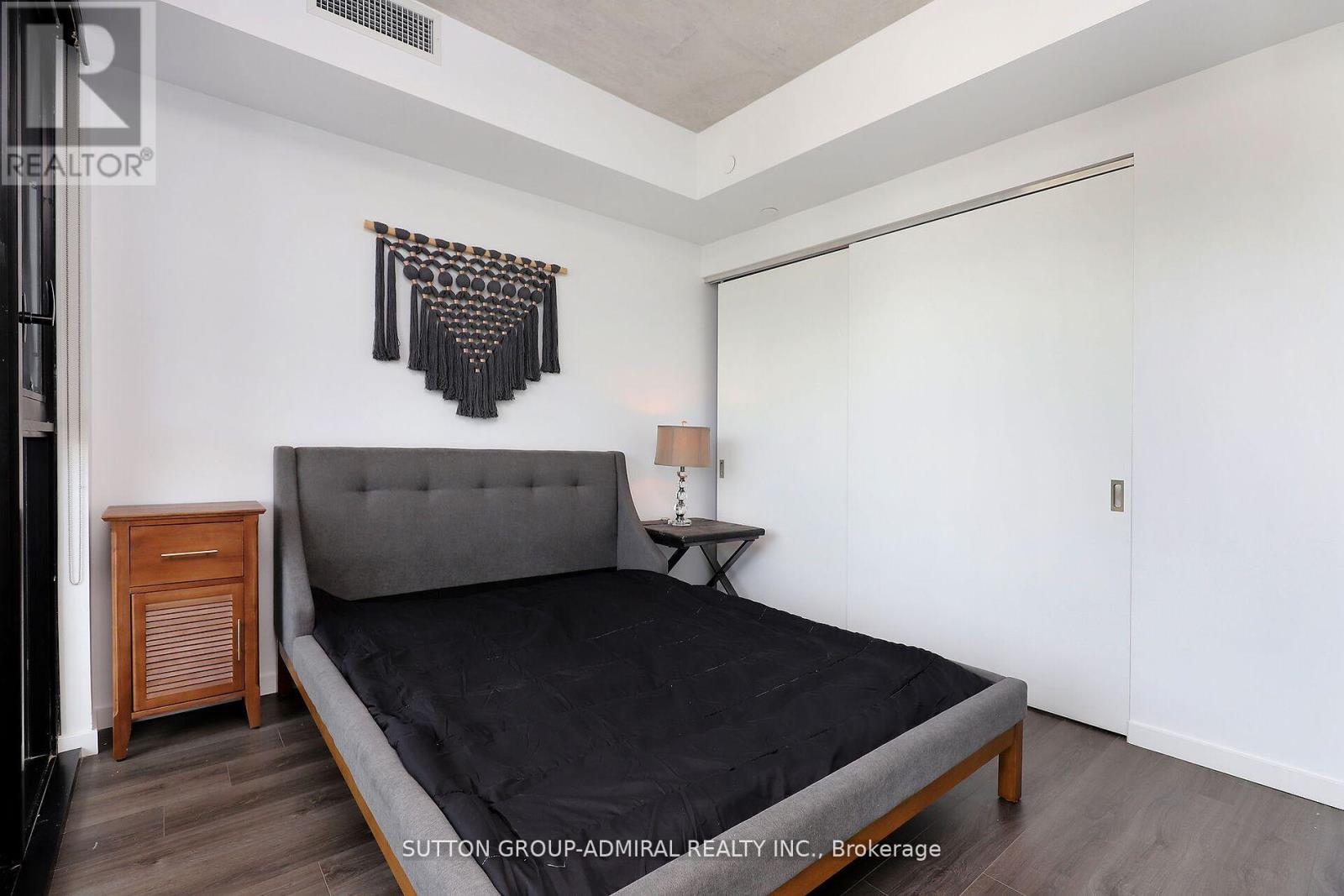 323 - 7 Smith Crescent Property Photo 5