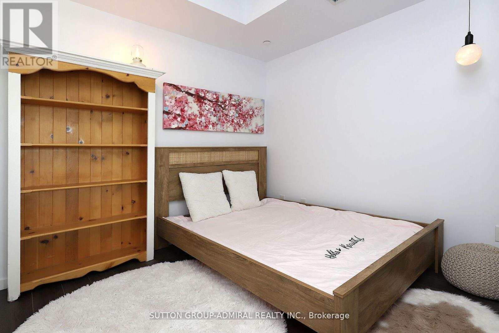 323 - 7 Smith Crescent Property Photo 6