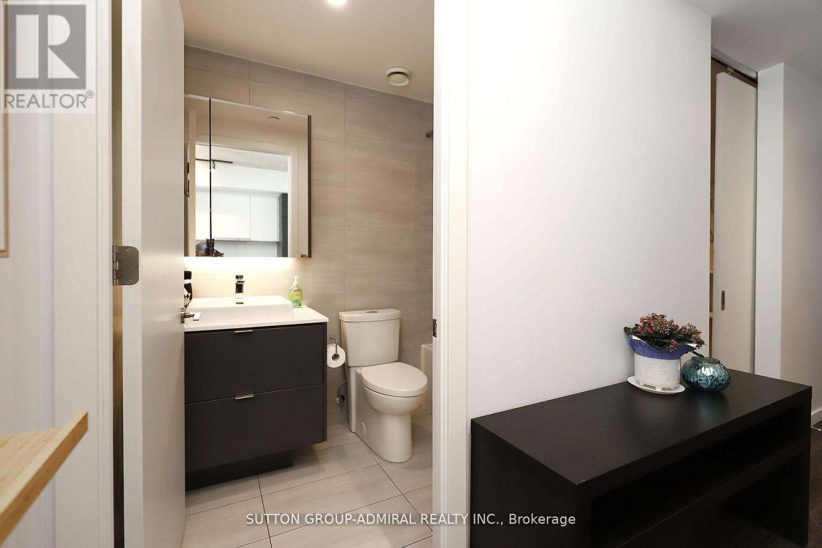 323 - 7 Smith Crescent Property Photo 7