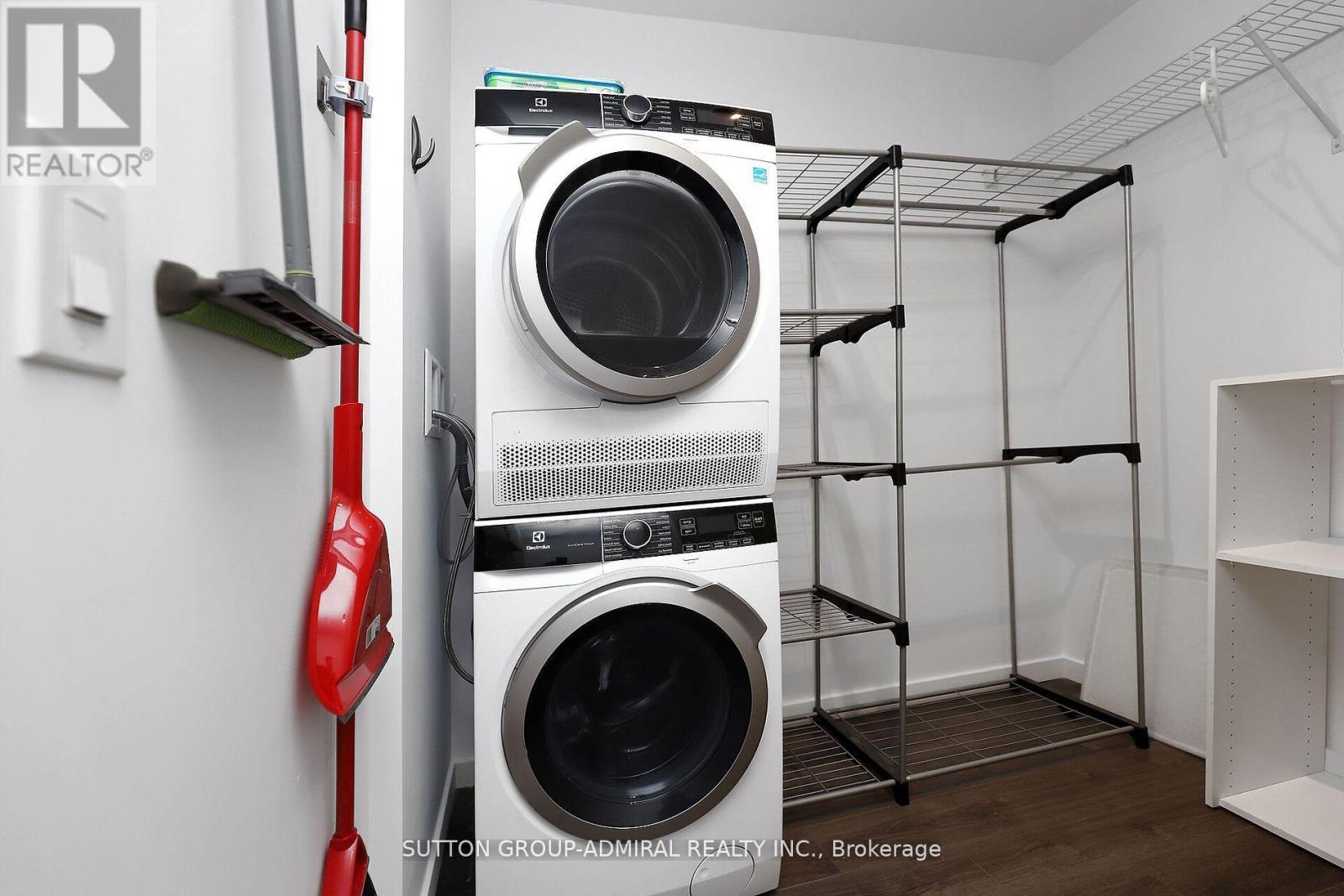 323 - 7 Smith Crescent Property Photo 11