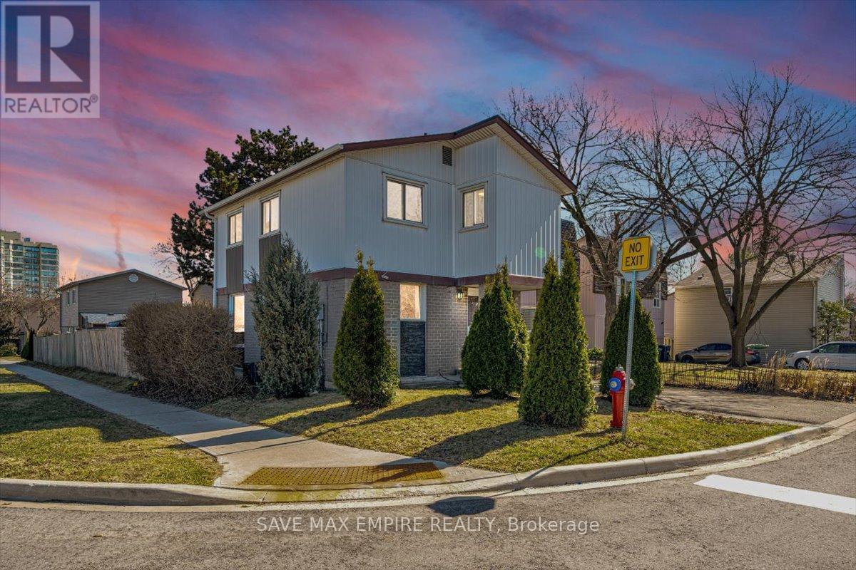 18 HASTING SQUARE Property Photo 1