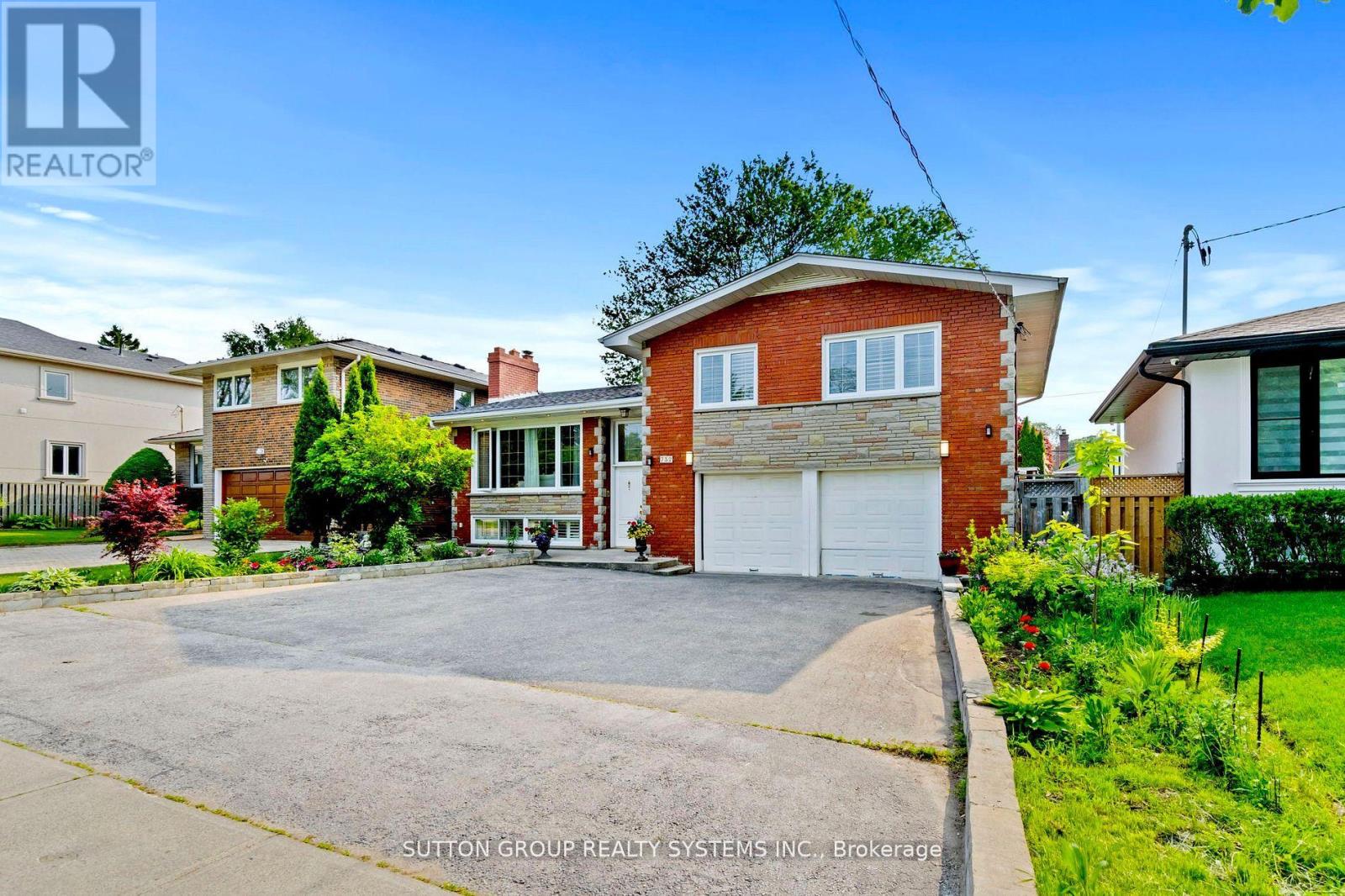 732 ROYAL YORK ROAD Property Photo 1