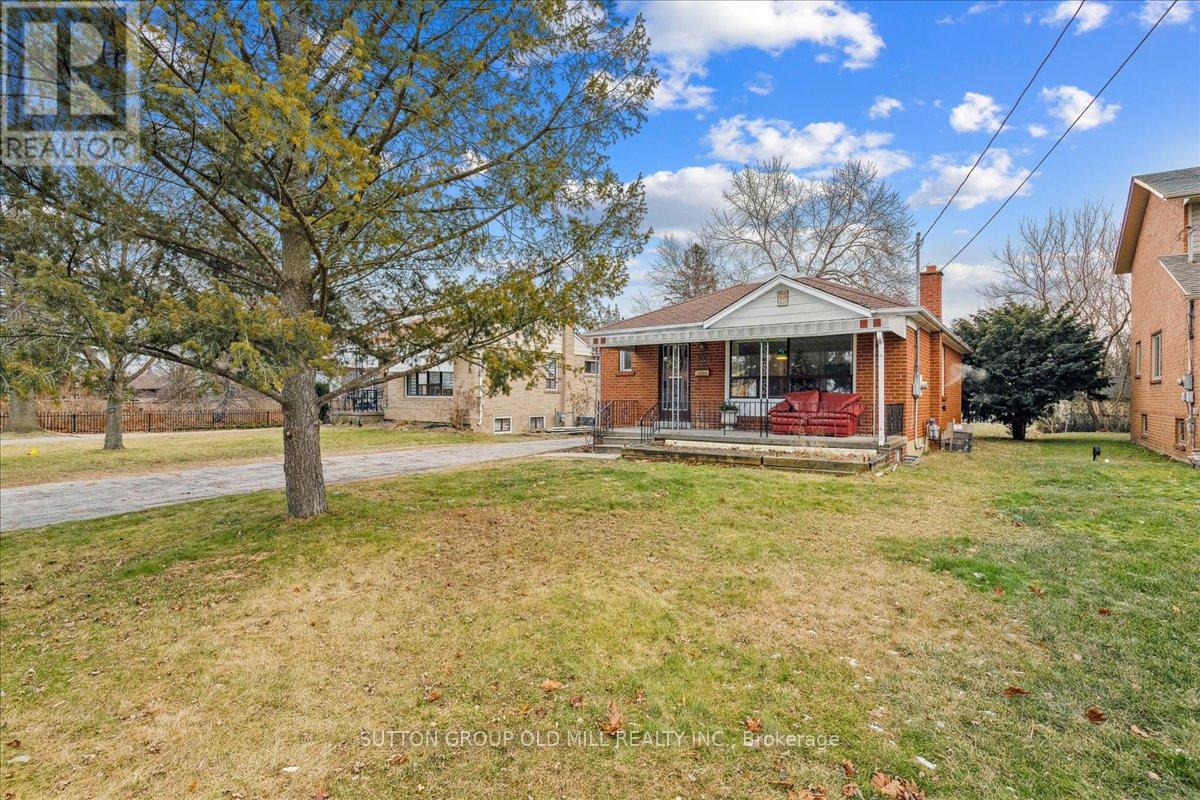 308 MINEOLA ROAD E Property Photo 1