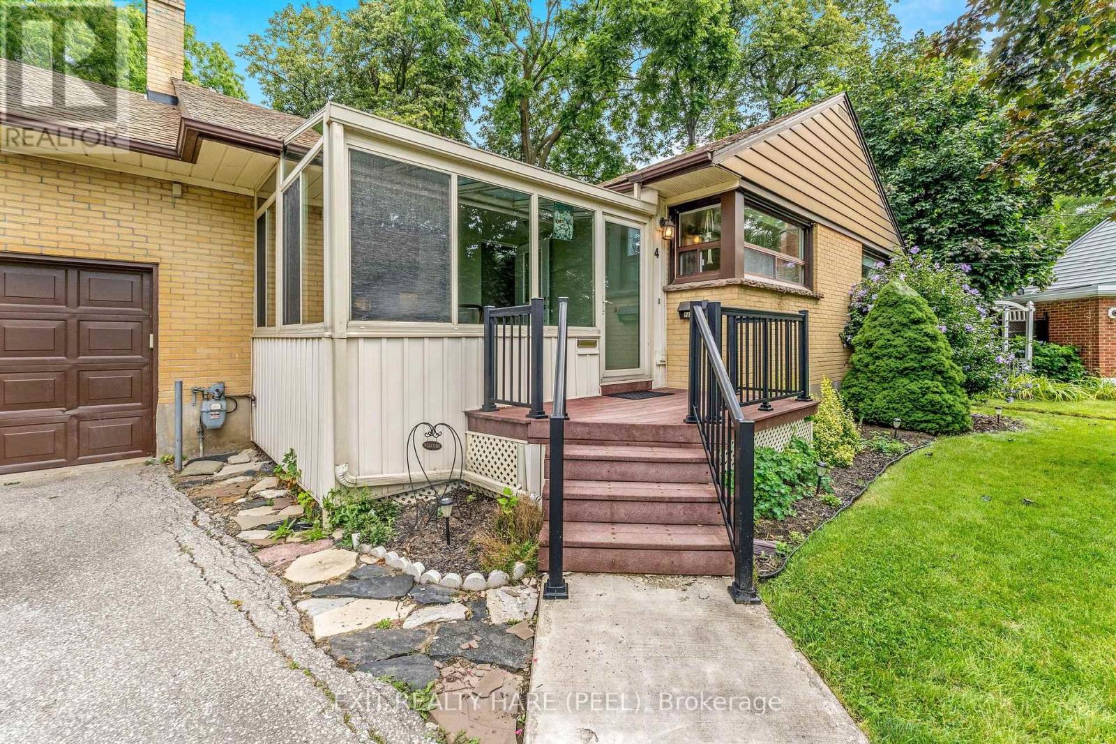 4 Moore Crescent Property Photo 1